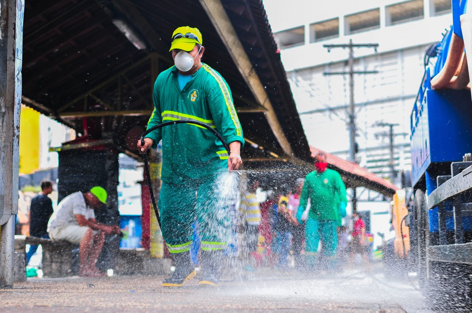 Ação de higienização na estação central de ônibus e na Praça da Matriz de Manaus: autoridades apelam para que população fique em casa (Foto: Diego Cajá/Prefeitura de Manaus)