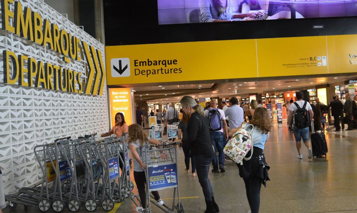 O Aeroporto Internacional de São Paulo, em Guarulhos, o mais movimentado da América do Sul, antes da pandemia: conexões aéreas decisivas na primeira fase, mas condições socioeconômicas devem influenciar num segundo momento (Rovena Rosa/Agência Brasil)