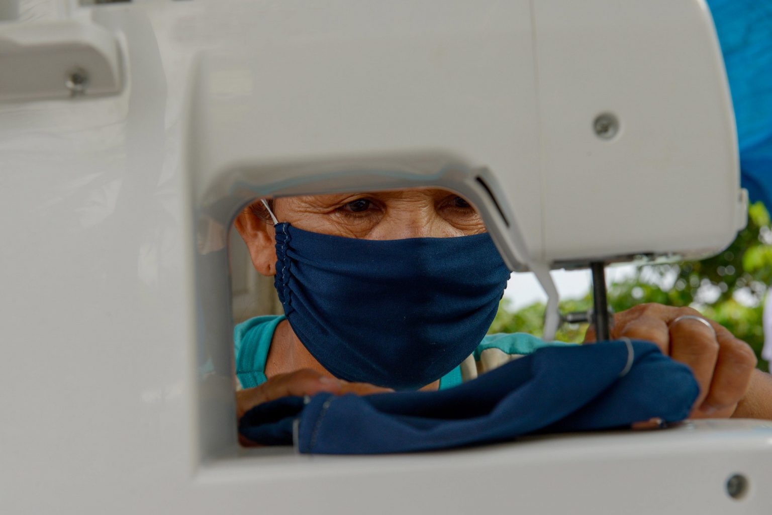Indígena na confecção de máscaras no Parque das Tribos, em Manaus: indígenas moradores de áreas urbanas não são atendidos pela Secretaria Especial de Saúde Indígena (Foto: Alex Pazuello/Semcom Manaus)