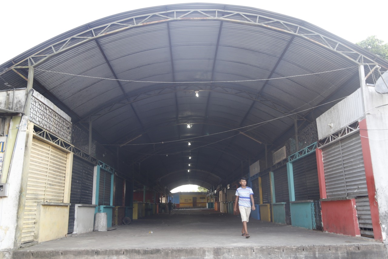Comércio vazio em São Gabriel da Cachoeira: toque de recolher de 21h às 6h e multa para quem circulas (Foto: João Claudio Moreira/Amazônia Real)