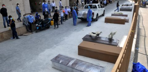 Caixões - alguns de papelão - enfileirados na entrada de cemitério em Guayaquil: autoridades locais acreditam em mais de 5 mil mortos pela doença na cidade (Foto: Jose Sanchez/AFP)