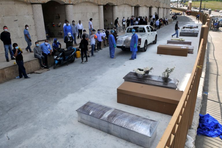 Caixões - alguns de papelão - enfileirados na entrada de cemitério em Guayaquil: autoridades locais acreditam em mais de 5 mil mortos pela doença na cidade (Foto: Jose Sanchez/AFP)