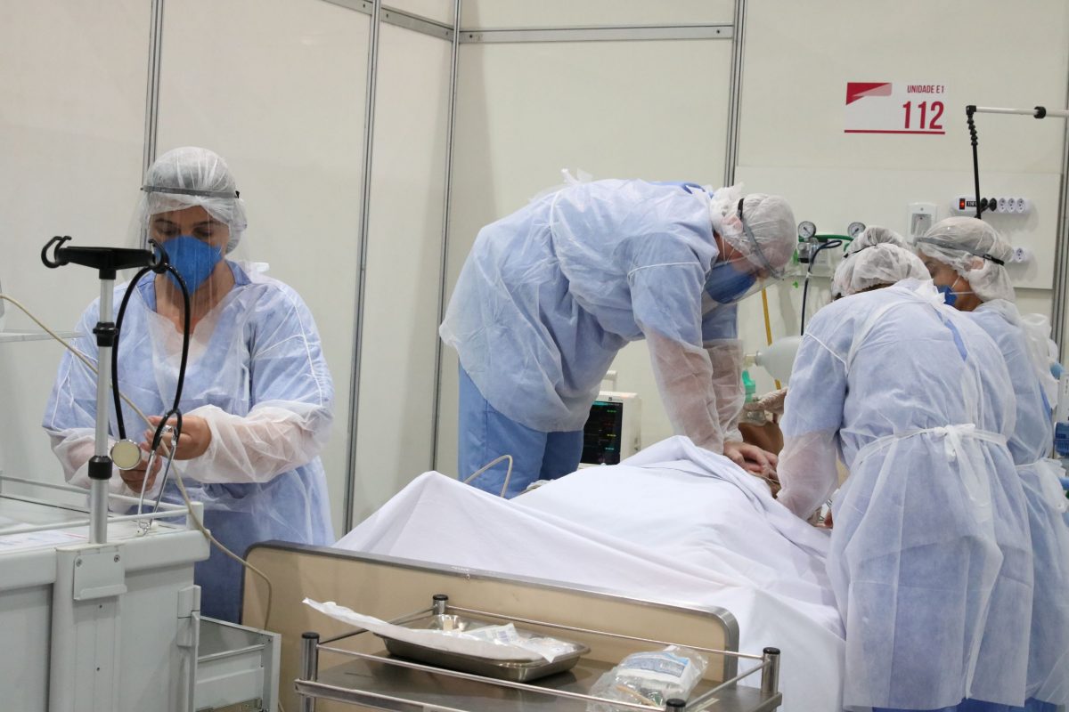 Treinamento de profissionais de saúde em hospital de São Paulo: médicos pedem protocolo unificado para atendimento aos pacientes com covid-19 (Foto: Rovena Rosa/Agência Brasil)