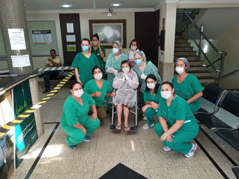 Idosa com a filha e as enfermeiras em hospital do Paraná: sobrecarga do trabalho feminino na pandemia (Foto: Reprodução)