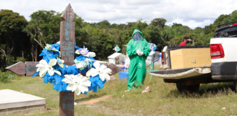 Enterro de vítima de covid-19 em São Gabriel da Cachoeira: doença avança em município do Amazonas com mais de 25 mil indígenas (Foto: Paulo Desana/Dabakuri/Amazônia Real)