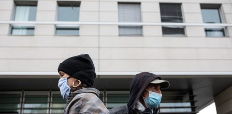 Casal de máscara na França: constatação que casos mais grave da covid-19 afetam mais homens que mulheres levam pesquisadores a usar hormônios femininos na busca de compostos terapêuticos (Jérémie Lusseau/Hans Lucas/AFP