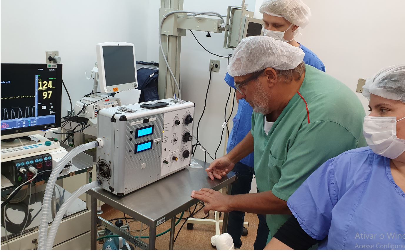 Protótipo de respirador em teste na UFRGS: pelo menos 823 pesquisas sobre covid-19 nas universidades federais (Foto: Divulgação/UFRGS)