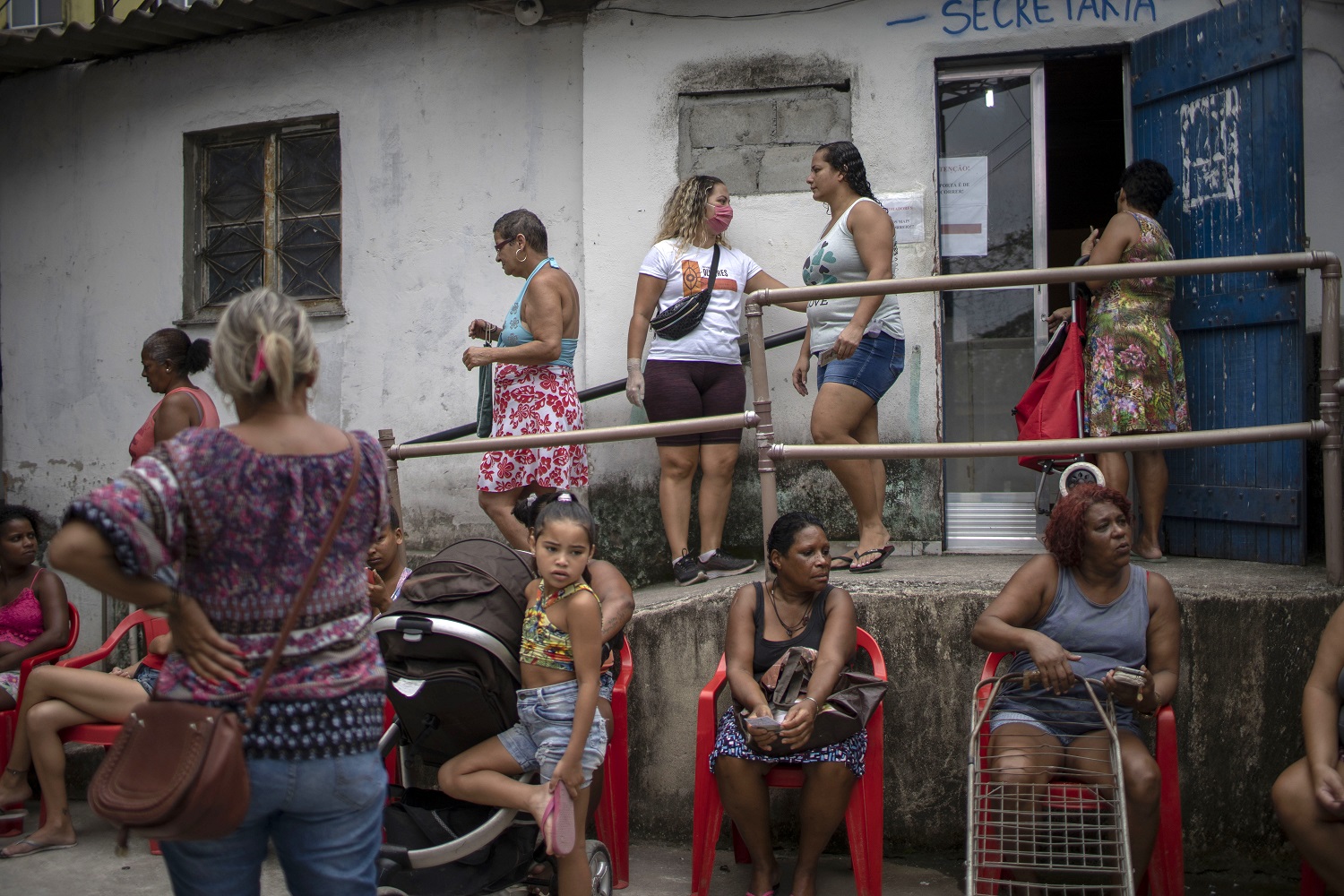 Foto Mauro Pimentel/AFP Moradores da Cidade de Deus aguardam a doação de alimentos feita por uma ONG na comunidade durante a pandemia. Foto Mauro Pimental/AFP