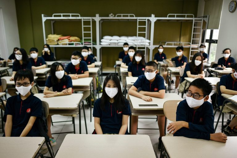 Após três meses de isolamento social, as escolas começam a ser reabertas em Hanoi, no Vietnã. Foto Manan Vatsyayana/AFP