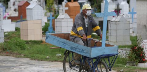 Ulisses Xavier trabalha 12 horas por dia no cemitério de Nossa Senhora da Piedade, em Manaus, e complementa a sua renda fazendo cruzes de madeira. Foto Michael Dantas/AFP