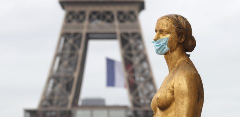 Na praça do Trocadero, em frente à Torre Eiffel, uma máscara na estátua lembra os meses sofrimento na França. Hoje o pais começa a relaxar o isolamento. Foto Ludovic Marin/AFP