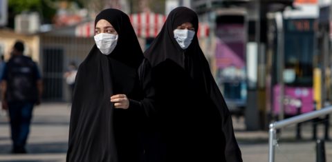 Duas mulheres caminham pelas ruas de Instambul, na Turquia. O país caminha para fim da pandemia, mas ainda impõe duras restrições ao comércio e às viagens. Foto Erhan Demirtas/NurPhoto