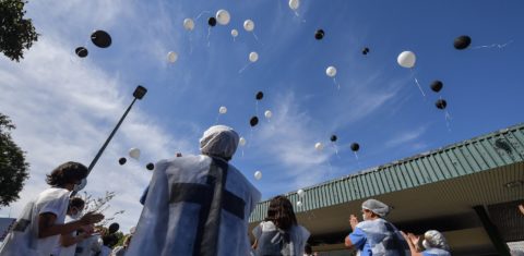 No Hospital Universitário de São Paulo, profissionais de saúde soltam balões em homenagem aos colegas que morreram no combate ao coronavírus. Foto Nelson Almeida/AFP