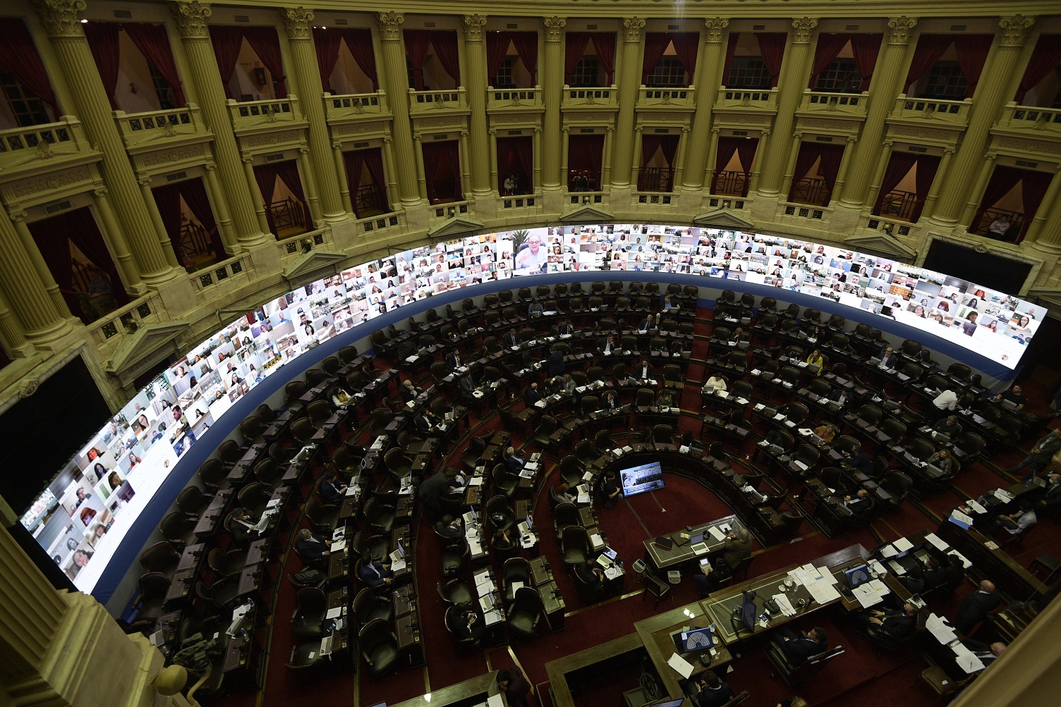 Foto Juan Mabromata/AFP Em Buenos Aires, vista da primeira sessão virtual da Câmara dos Deputados para evitar a propagação do novo coronavírus. Foto Juan Mabromata/AFP