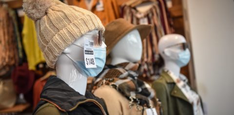 No centro de Montevidéu, uma loja de roupas mostra os manequins com máscara. Os país teve um dos menores índices de casos e mortes no continente. Foto Carlos Lebrato/Anadolu Agency