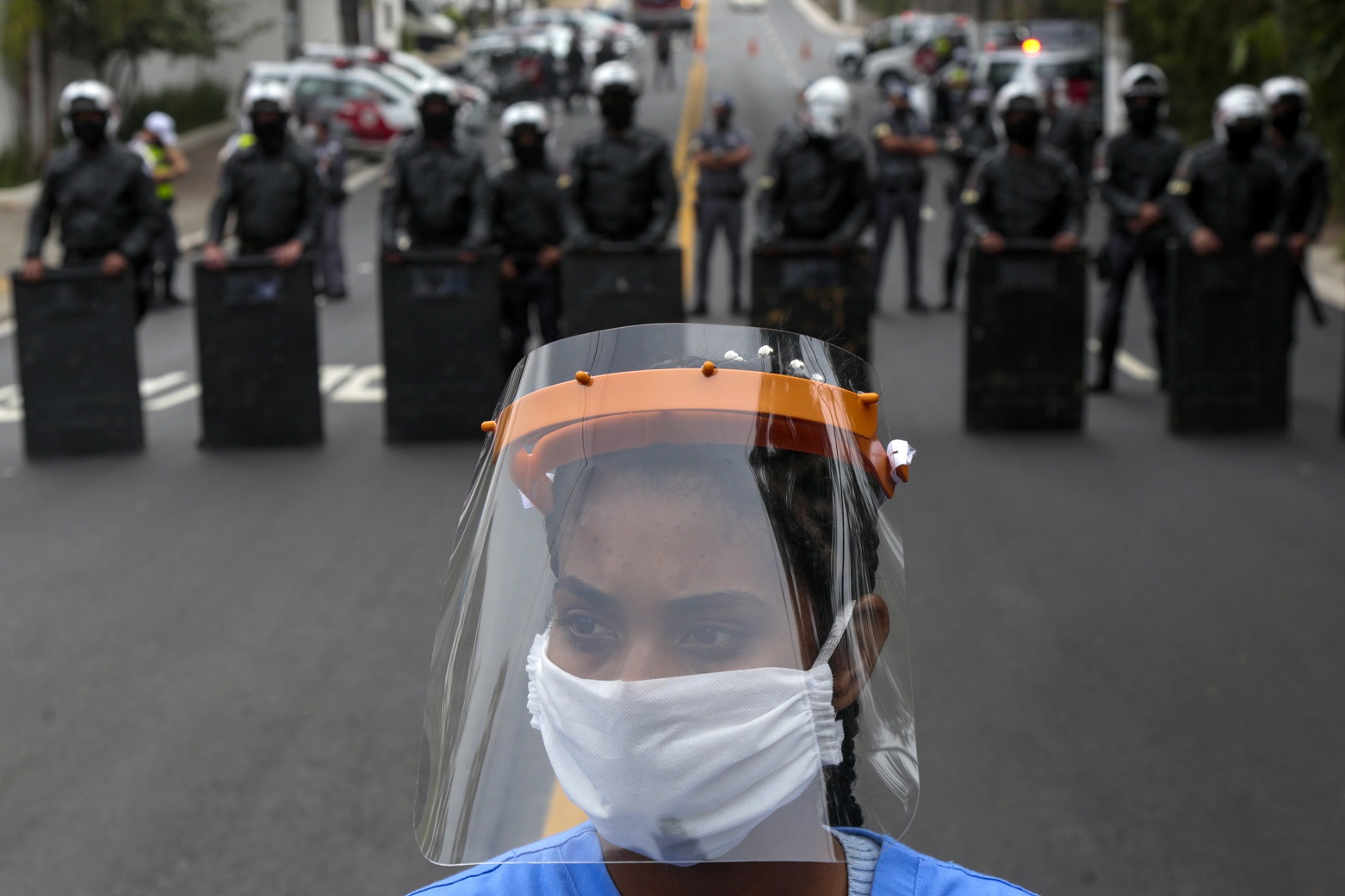 Moradora de Paraisópolis, uma das maiores favelas do país, participa de um protesto em São Paulo contra o abandono da comunidade em tempos de coronavírus. Foto Miguel Schincariol/AFP