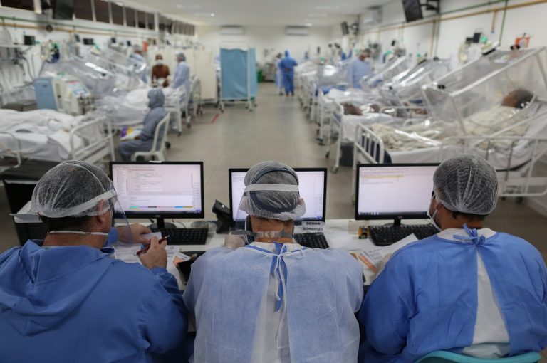 Vista da Unidade de Terapia Intensiva que trata pacientes com a covid-19 no Hospital Gilberto Novaes, em Manaus. Foto Michael Dantas/AFP