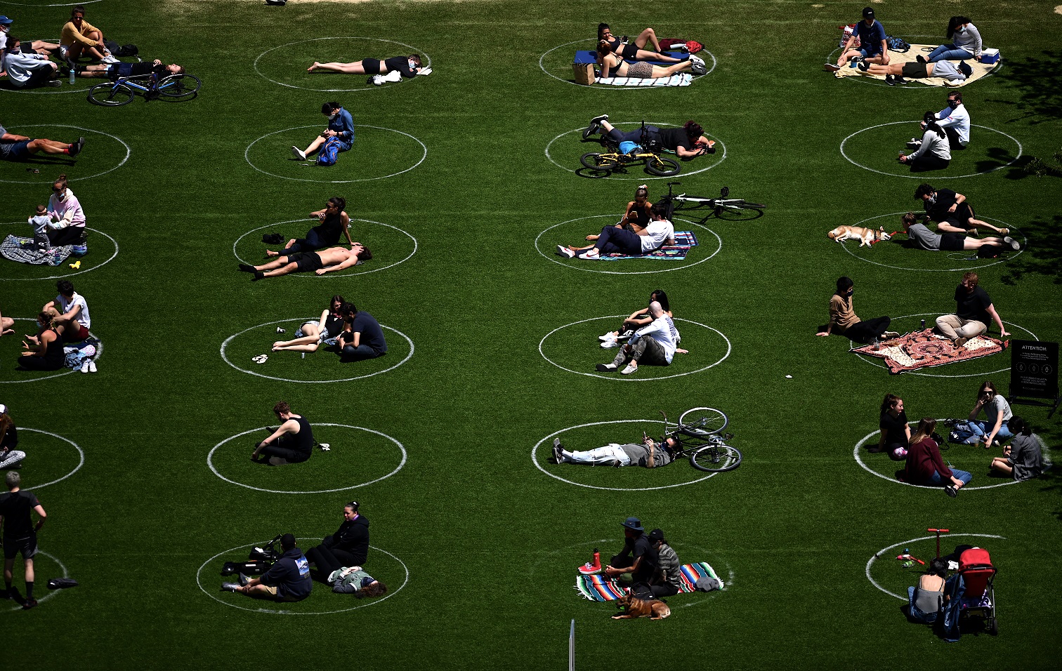 Foto Johannes Eisele/AFP No Domino Park, no bairro do Brooklyn, em Nova York, círculos brancos marcam o distanciamento social necessário durante a pandemia. Foto Johannes Eisele/AFP