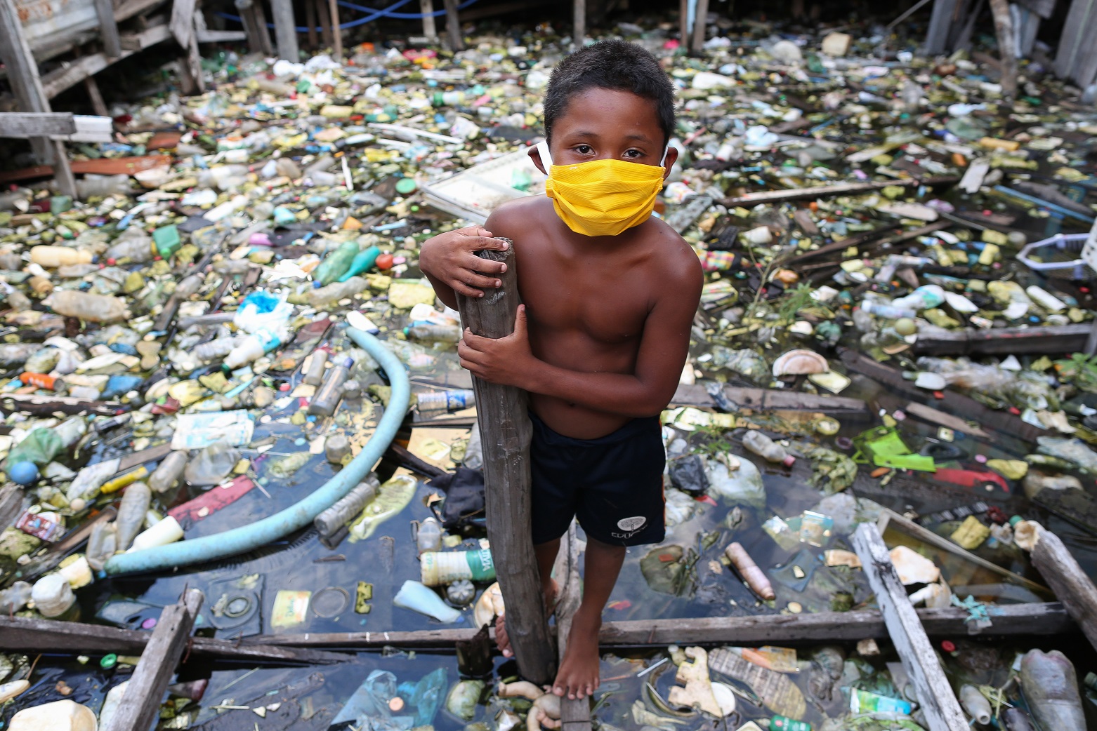 Foto Michael Dantas/AFP Um menino da comunidade ribeirinha de Educandos, em Manaus, brinca em meio ao lixo. Foto Michael Dantas/AFP