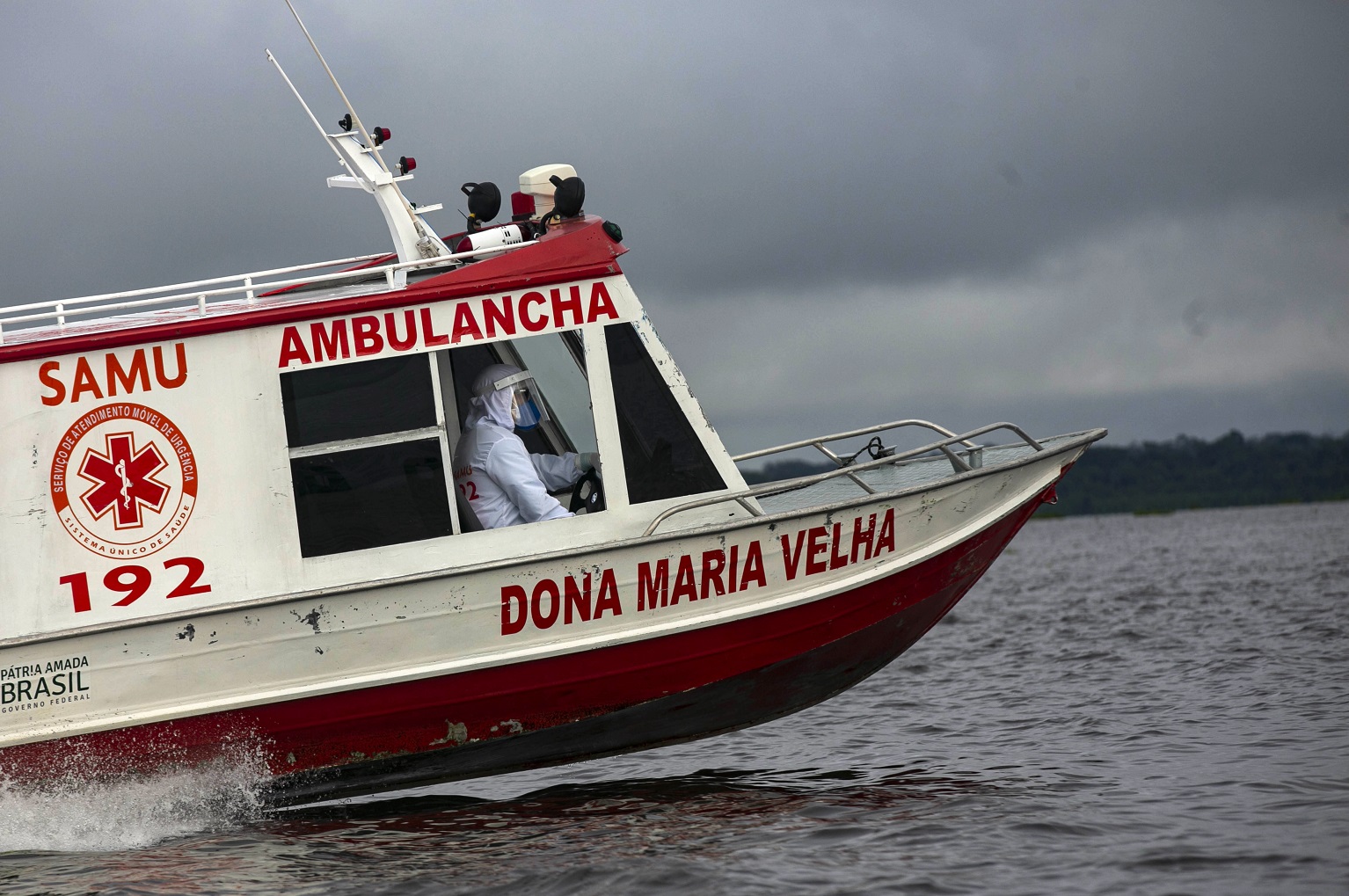 Foto Tarso Sarraf/AFP Barco ambulância transporta um paciente infectado com o novo coronavírus da comunidade de Portel para um hospital em Breves, na ilha de Marajó, no Pará. Foto Tarso Sarraf/AFP