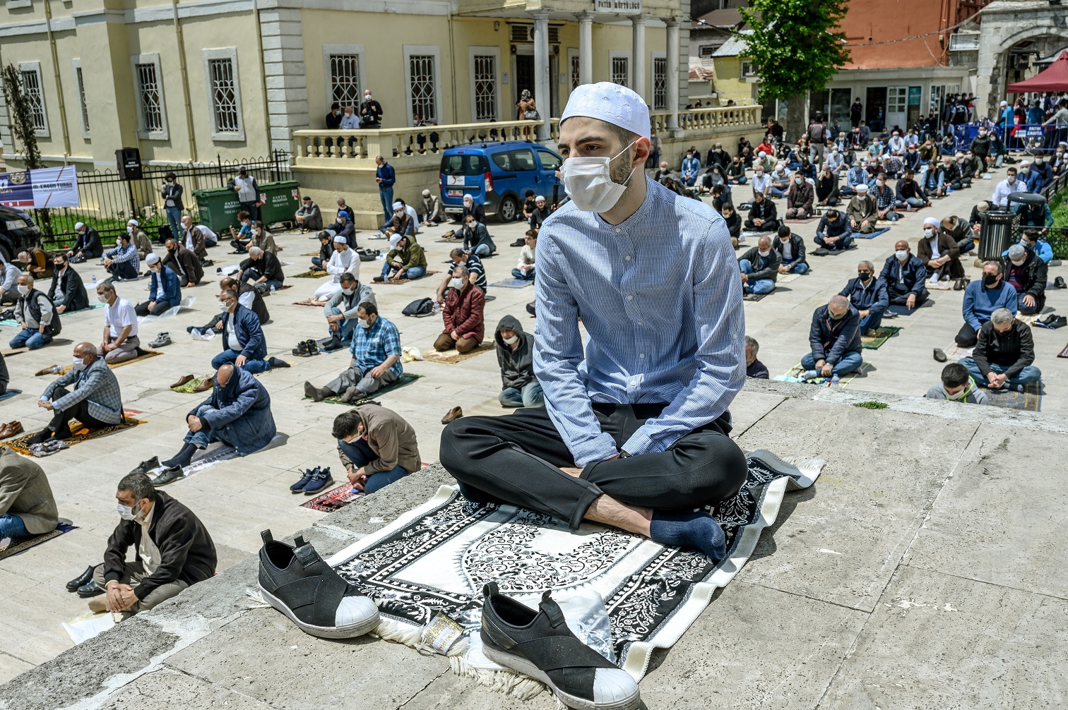 Foto Bulent Kilic/AFP Fiéis usando máscaras protetoras mantêm a distância social necessária durante a oração de sexta-feira do lado de fora da Mesquita Fatih, em Istambul. Foto Bulent Kilic/AFP