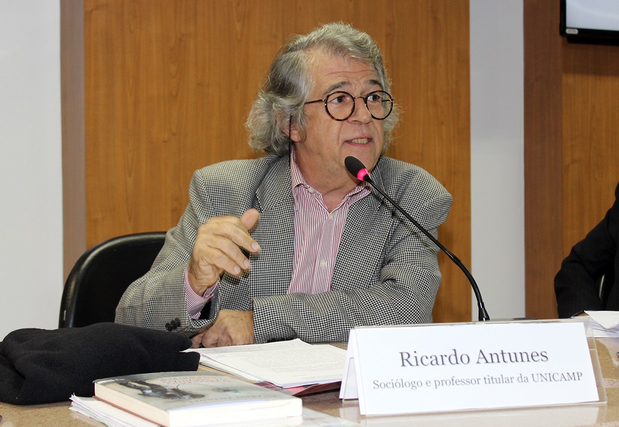 O sociólogo Ricardo Antunes, especialista em uberização do trabalho: pandemia tende a ter como consequência o aumento brutal do desemprego e a precarização ainda mais profunda da classe trabalhadora (Foto: Divulgação)