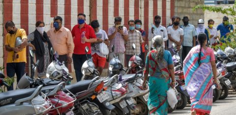 Indianos fazem fila na frente de um hospital particular em Bangalore para obter medicamentos alternativos que ajudariam na prevenção contra o coronavírus. Foto Manjunath Kiran/AFP