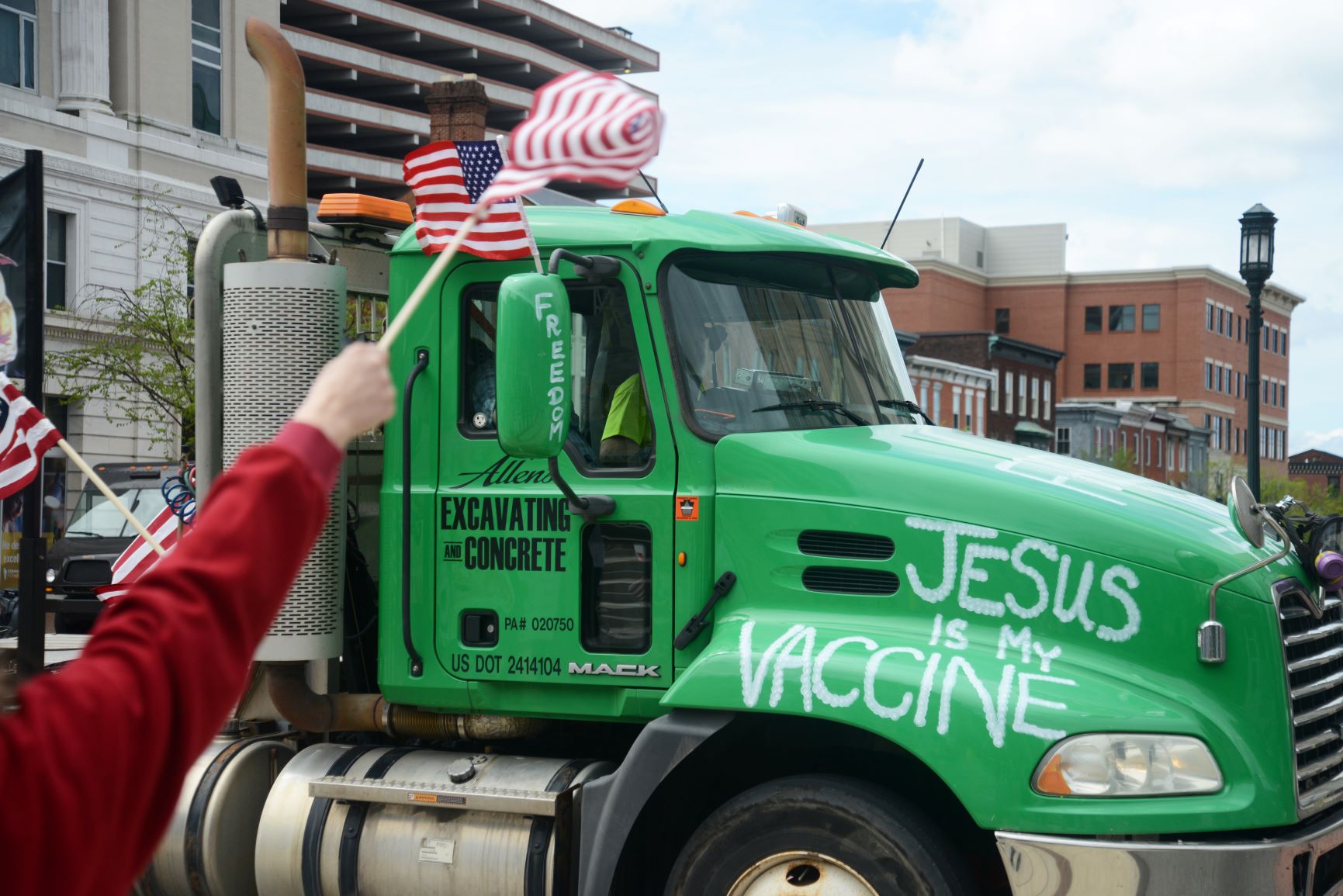 Caminhão com a inscrição "Jesus é a vacina" em manifestação em Harrisburg, no estado da Pensilvânia: como no Brasil, apelos religiosos são comuns nas manifestações contra o isolamento social nos EUA (B.A. Van Sise/NurPhoto/AFP)