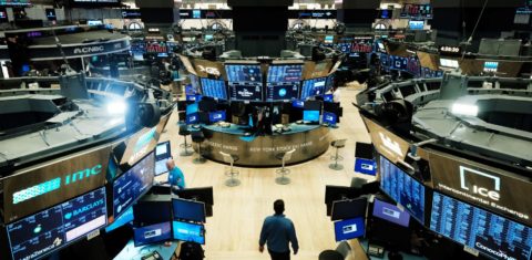Pregão da Bolsa de Nova York, em Wall Street, praticamente deserto: pandemia expõe fracassos do capitalismo e abre questões para o futuro (Spencer Platt/AFP)