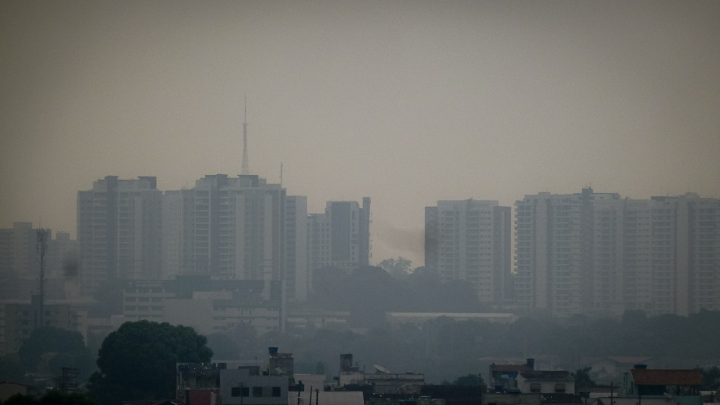Nuvem de fumaça das queimadas sobre Manaus: risco de ainda mais casos de covid-19 em população mais vulnerável a doenças respiratórias (Foto: Alberto Cesar Araújo/Amazônia Real)