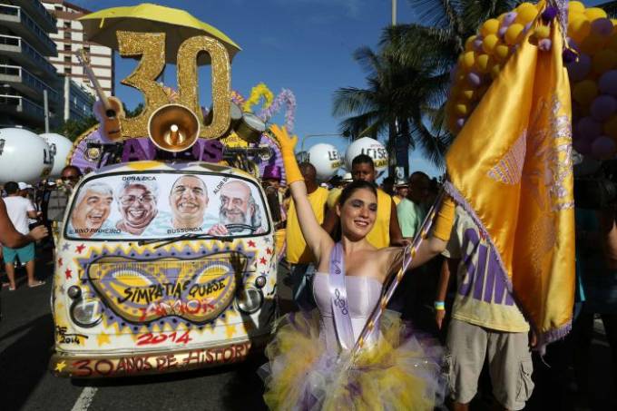 Alegoria de kombi com Aldir ao volante no desfile de 30 anos do Simpatia é Quase Amor, bloco batizado com o nome de um de seus personagens (Foto: Divulgação/Sebastiana)