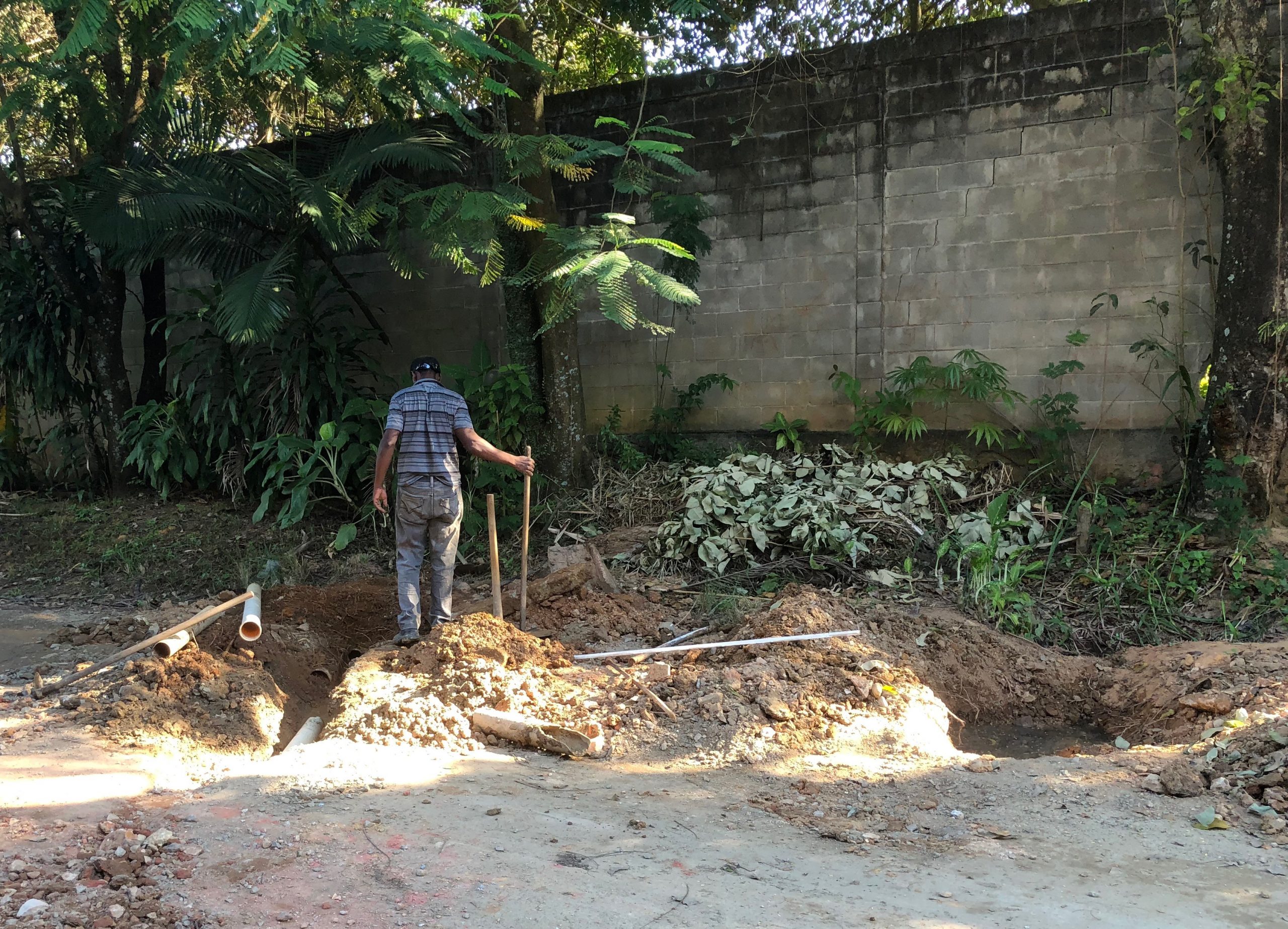 Os próprios moradores fazem os reparos na improvisada rede de esgoto da rua José Antonio: reclamamações contra o abandono da região pela prefeitura (Foto: Julia Carvalho)