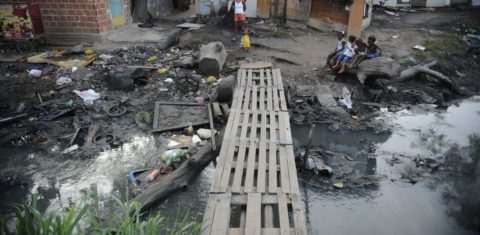 Esgoto a céu aberto em favela do Complexo da Maré no Rio de Janeiro: desafio da universalização do saneamento demanda maior participação da iniciativa privada (Fernando Frazão/Agência Brasil)
