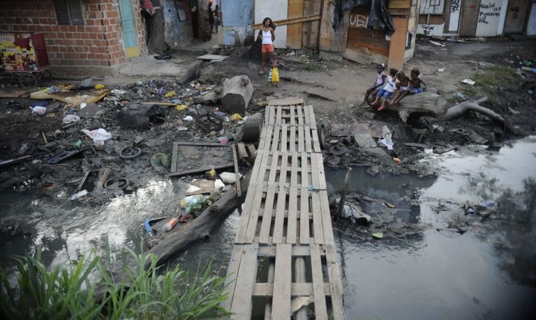 Esgoto a céu aberto em favela do Complexo da Maré no Rio de Janeiro: desafio da universalização do saneamento demanda maior participação da iniciativa privada (Fernando Frazão/Agência Brasil)