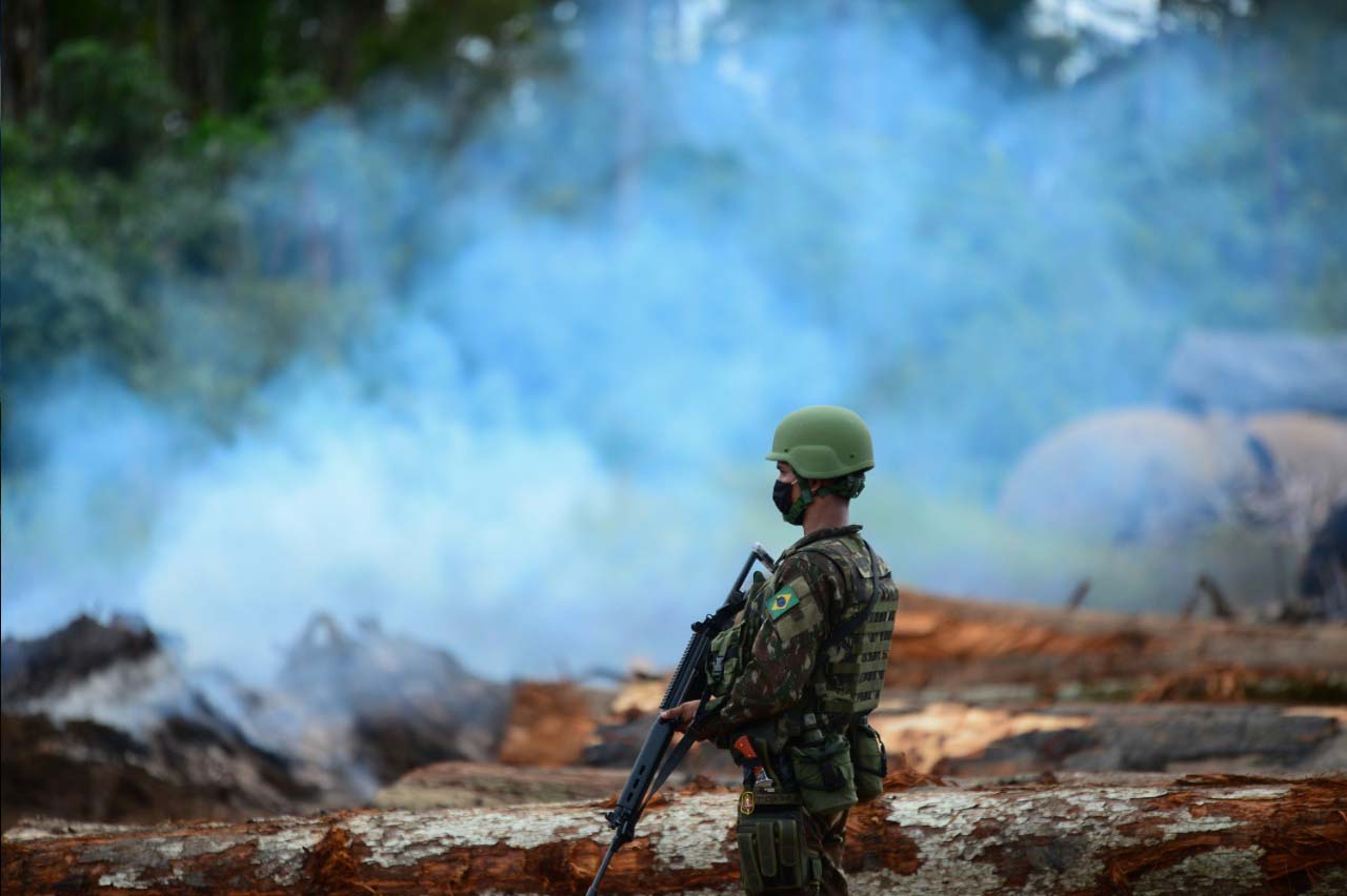 Militar na Operação Verde Brasil 2 na Amazônia: artigo do físico Ricardo Galvão, ex-presidente do Inpe, diz que ação tem bem vinda intenção mas tmabém "aspecto negativo de reduzir o protagonismo do Ibama, submetendo-o à governança militar. (Foto: CB Estevam/Centro de Comunicação do Exército)