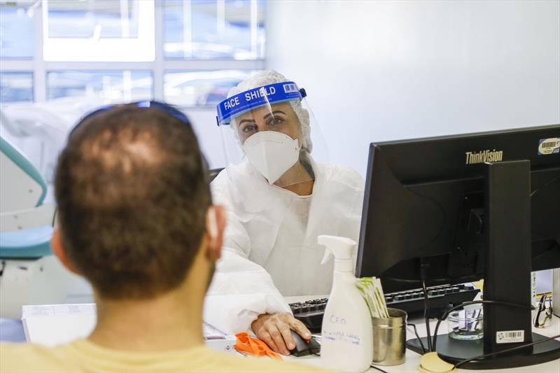 Atendimento a paciente com suspeita de covid-19 em unidade de saúde em Curitiba: número de casos triplicou em um mês (Foto: Pedro Ribas/SMCS)