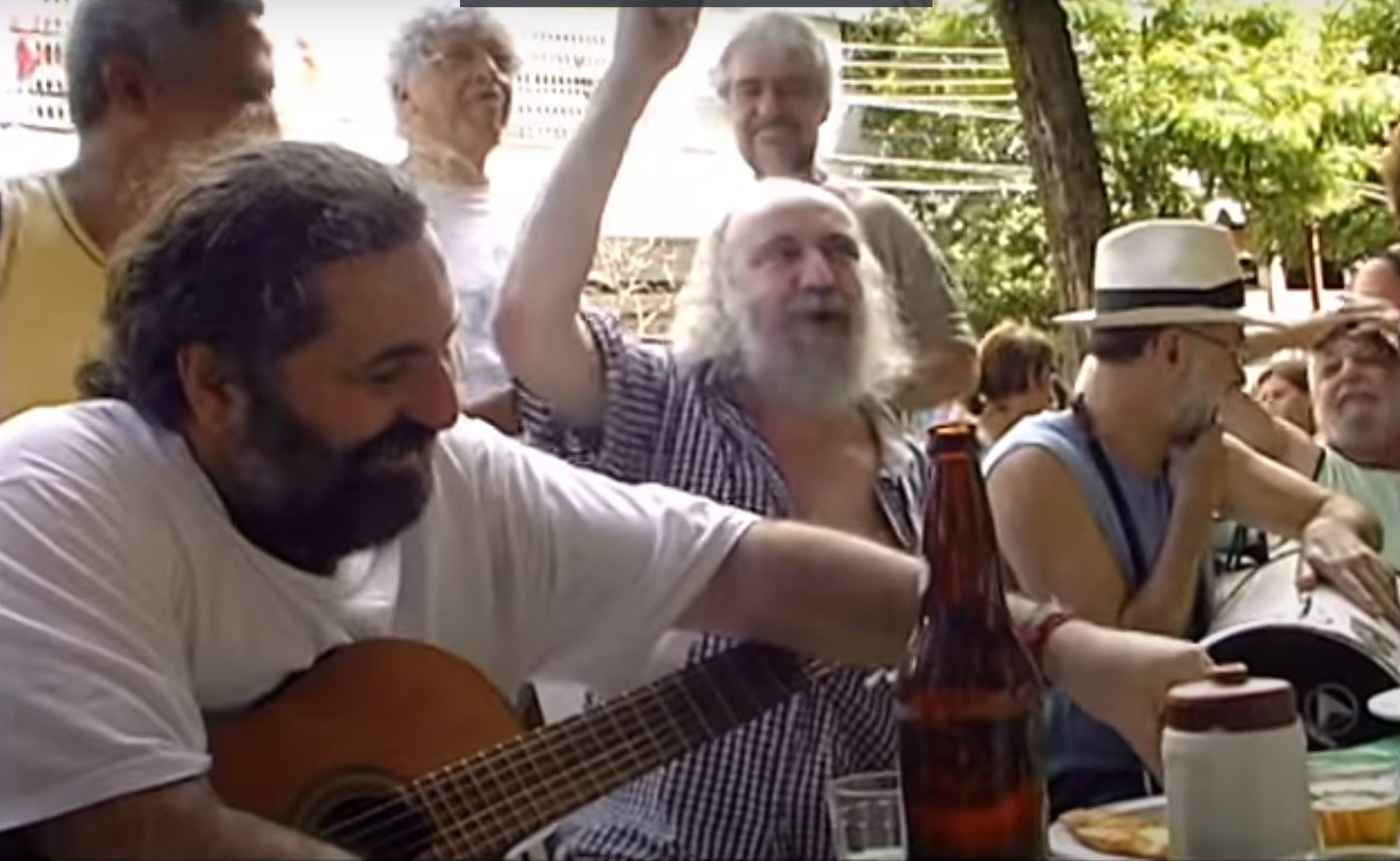 Aldir com Moacyr Luz na calçada do Bar da Maria, na Rua Garibaldi, onde ambos moravam: parceria com saudades da Guanabara (Reprodução do Documentário Aldir, São Dois pra Lá, Dois pra Cá)
