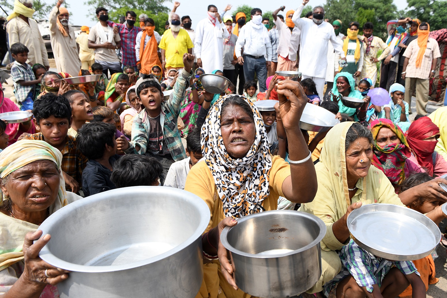 Foto Narinder Nanu/AFP Nos arredores de Amritsar, na Índia, migrantes de Maharastra seguram utensílios de cozinha enquanto protestam contra o governo pela falta de comida durante a pandemia. Foto Narinder Nanu/AFP