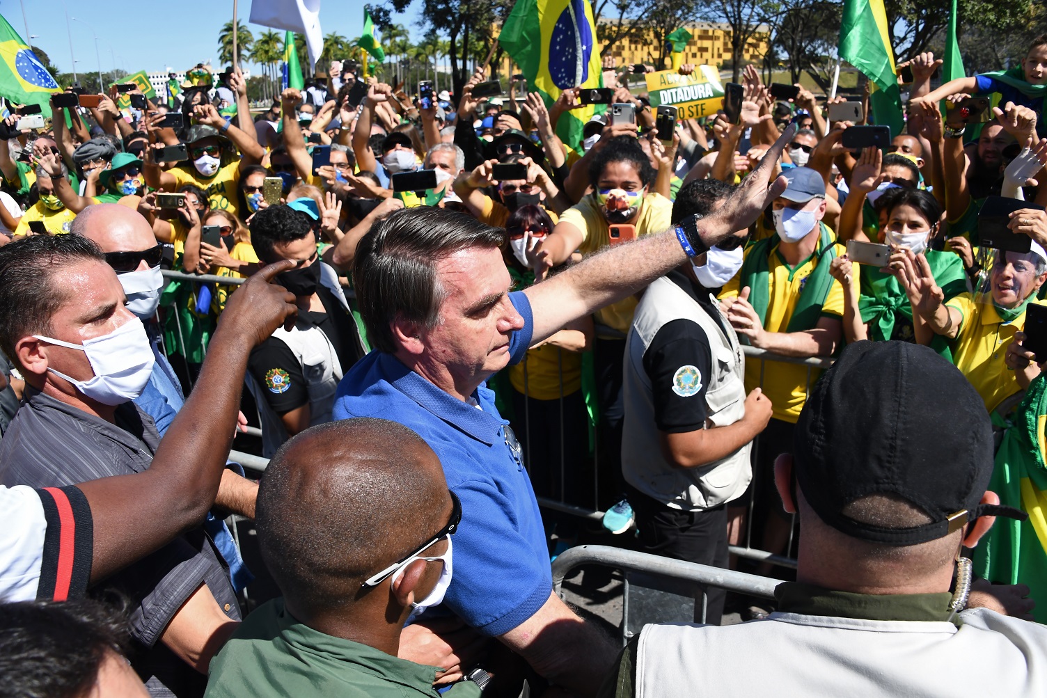 Foto Evaristo Sá/AFP Enquanto o Brasil chora os seus mortos, o presidente Jair Bolsonaro segue celebrando com seus seguidores em manifestações cotidianas em Brasília. Foto Evaristo Sá/AFP