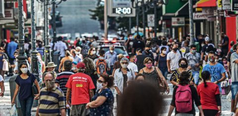 Vista de uma rua movimentada no Centro de Florianópolis em plena pandemia. Foto Eduardo Valente/AFP