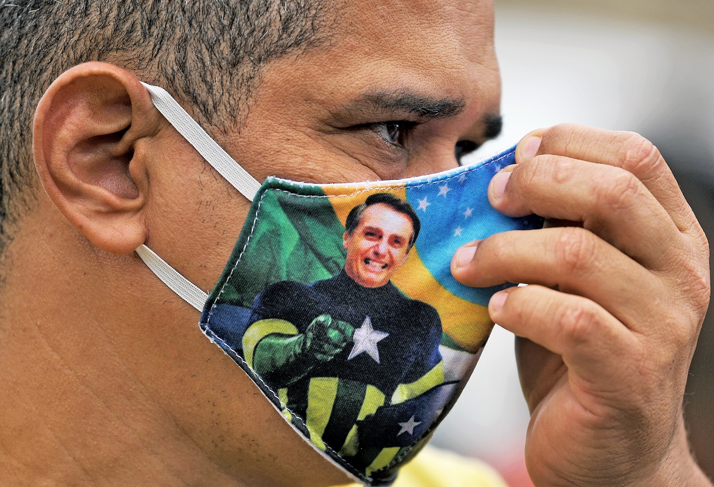 Foto Carl de Souza/AFP Apoiador do presidente Bolsonaro usa uma máscara de proteção contra o coronavírus em manifestação no Rio. Foto Carl de Souza/AFP