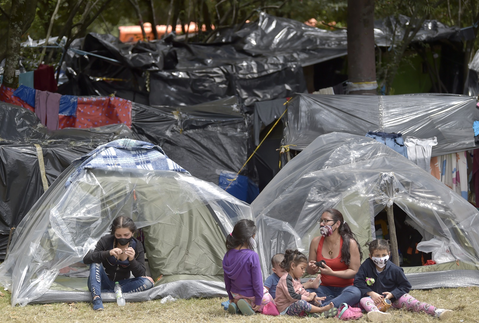 Foto Raul Arboleda/AFP Migrantes venezuelanos improvisam um acampamento em Bogotá, na Colômbia. Foto Raul Arboleda/AFP