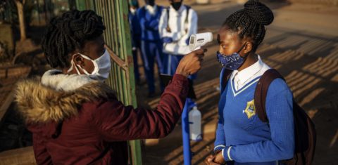 Uma aluna da Escola Secundária Winnie Mandela tem sua temperatura medida antes da entrada após o recomeço das aulas no município de Tembisa, Ekurhuleni, na África do Sul. Foto Michele Spatari/AFP