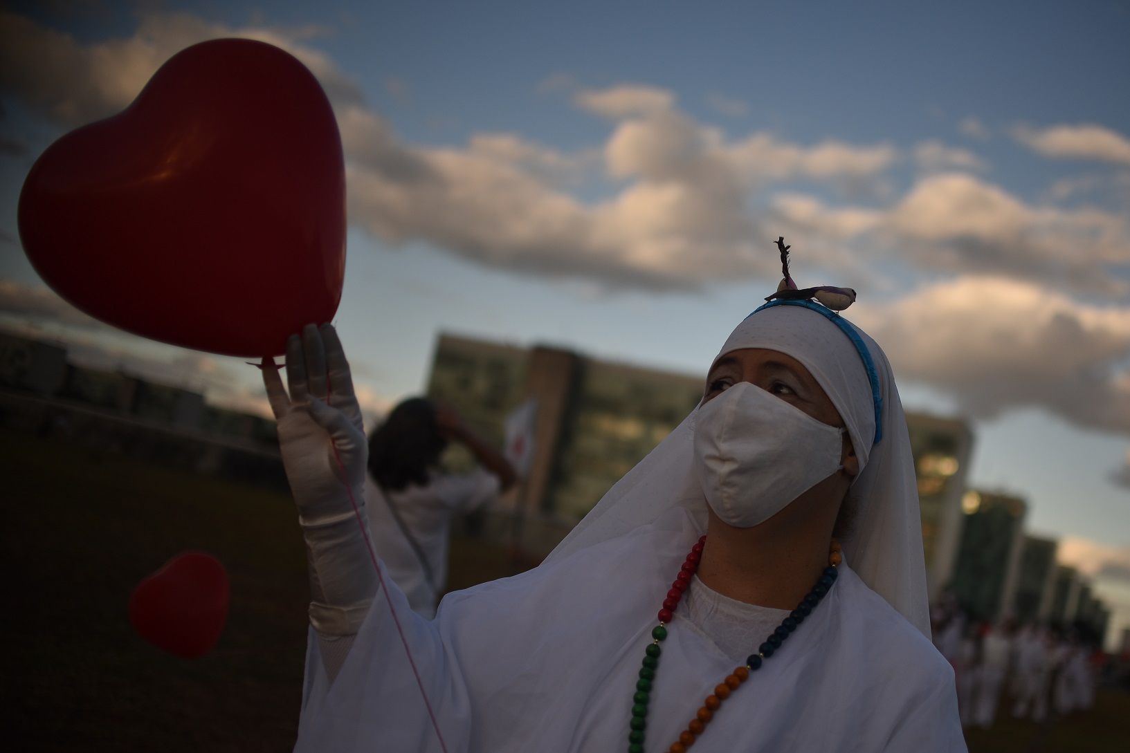 Foto Andre Borges/NurPhoto Manifestantes executam um ato artístico em apoio aos profissionais da saúde em frente ao monumento da Catedral Metropolitana de Brasília. Foto Andre Borges/NurPhoto