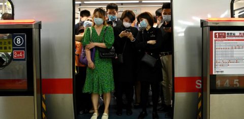 Passageiros usando máscara viajam na hora do rush no metrô de Pequim. Foto Noel Celis/AFP