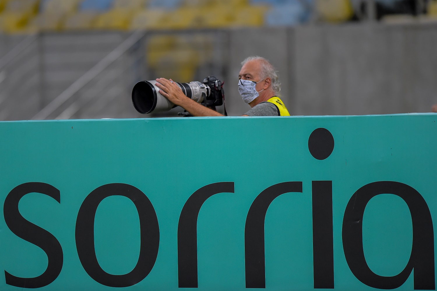 Foto Thiago Ribeiro/AGIF Fotógrafo usa máscara especial de proteção na cobertura do jogo entre Flamengo e Bangu no Maracanã. Foto Thiago Ribeiro/AGIF