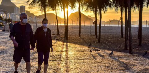 No calçadão de Copacabana, as imagens do início do relaxamento do isolamento social na cidade. Número de casos e mortes segue subindo. Foto Thiago Ribeiro/AGIF