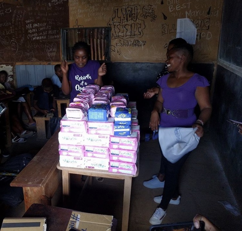 Pauline Juma e suas voluntárias recebendo a doação de absorventes íntimos para mulheres na sua instituição em Nairóbi, na África. Foto arquivo pessoal