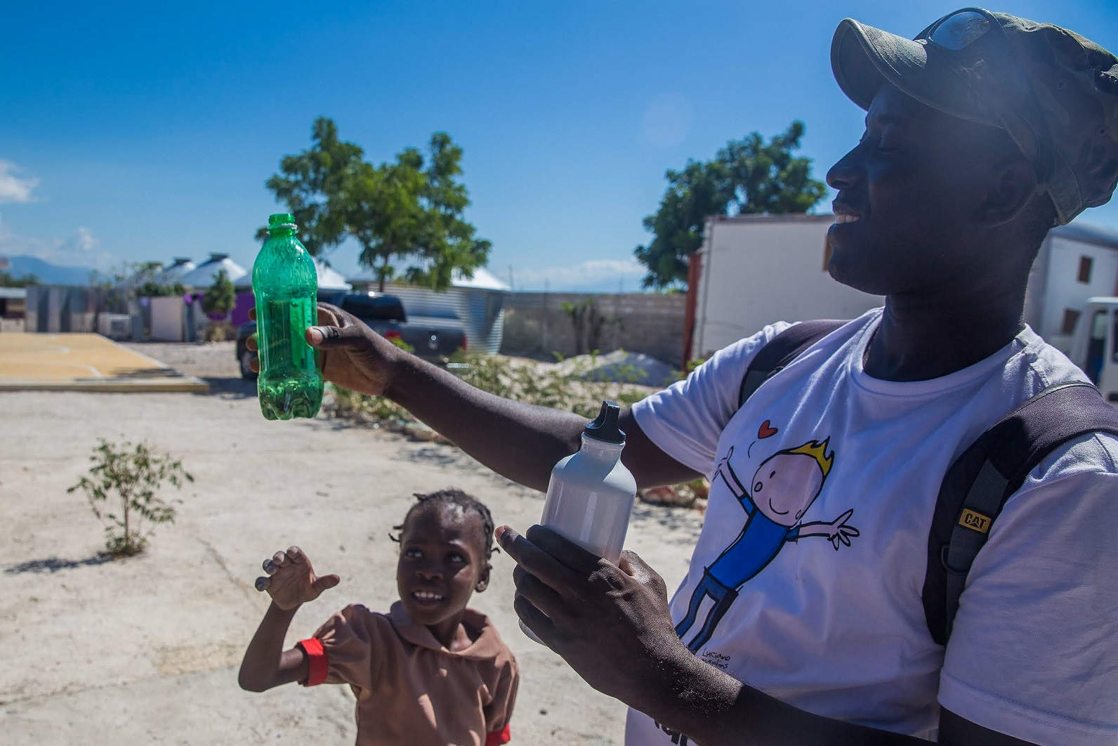 Foto Mara Jane Salma Simeus em Onaville, Haiti, ensinando as crianças do vilarejo a lavarem as mãos. Foto Mara Jane