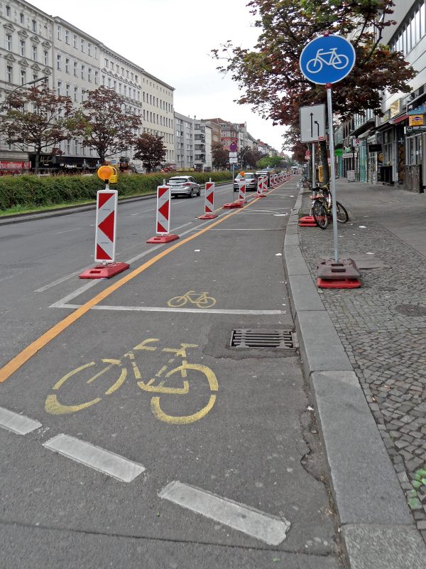 Ciclofaixa temporária em Berlim, na Alemanha. Foto C. Connola / Flickr